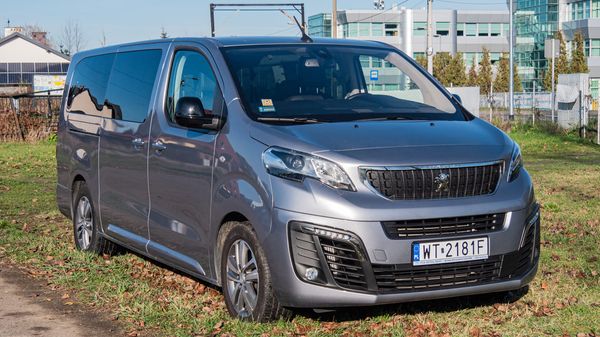 Rent Peugeot Traveller in Warsaw